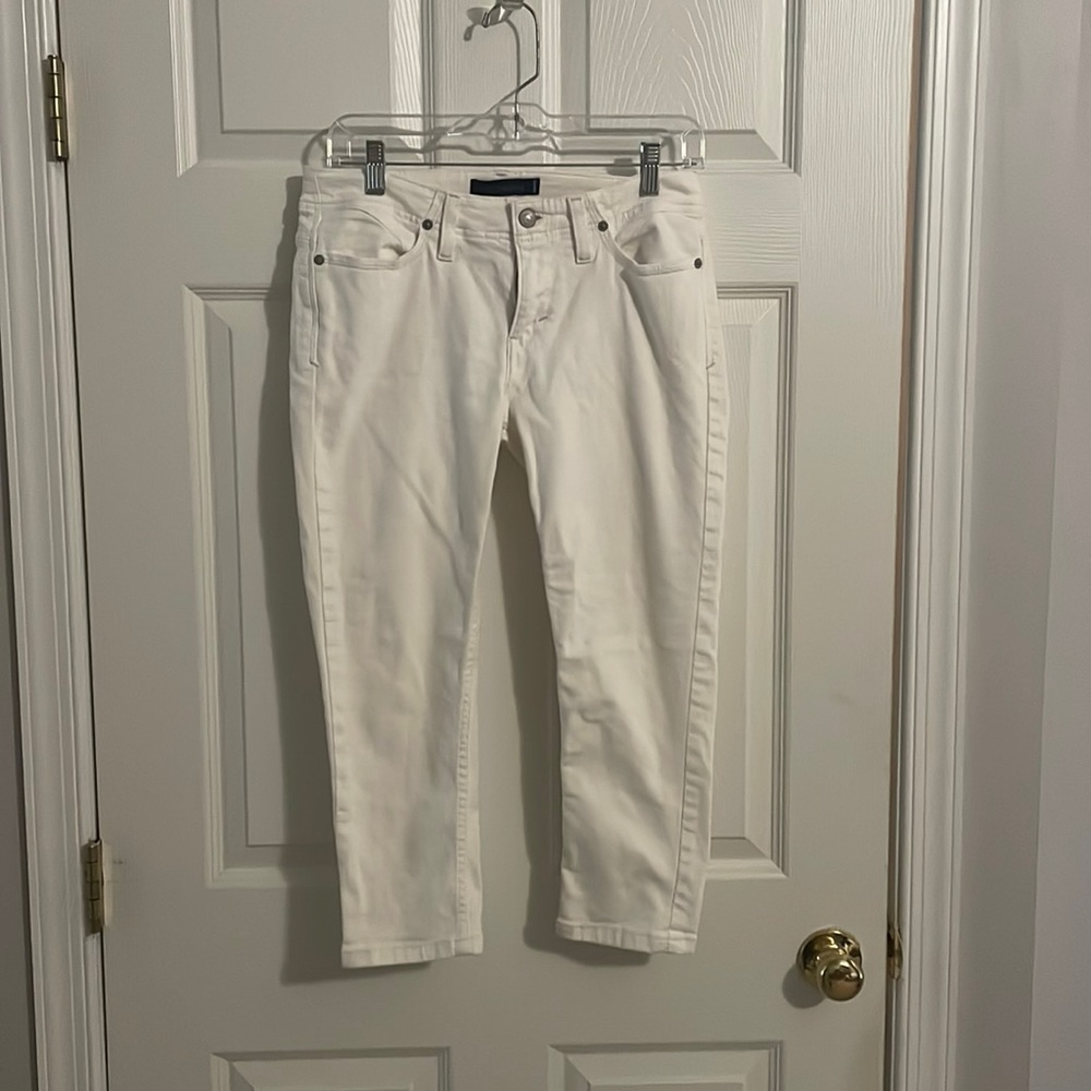White Levi’s cropped 535 leggings size 9 but fits like a 4
